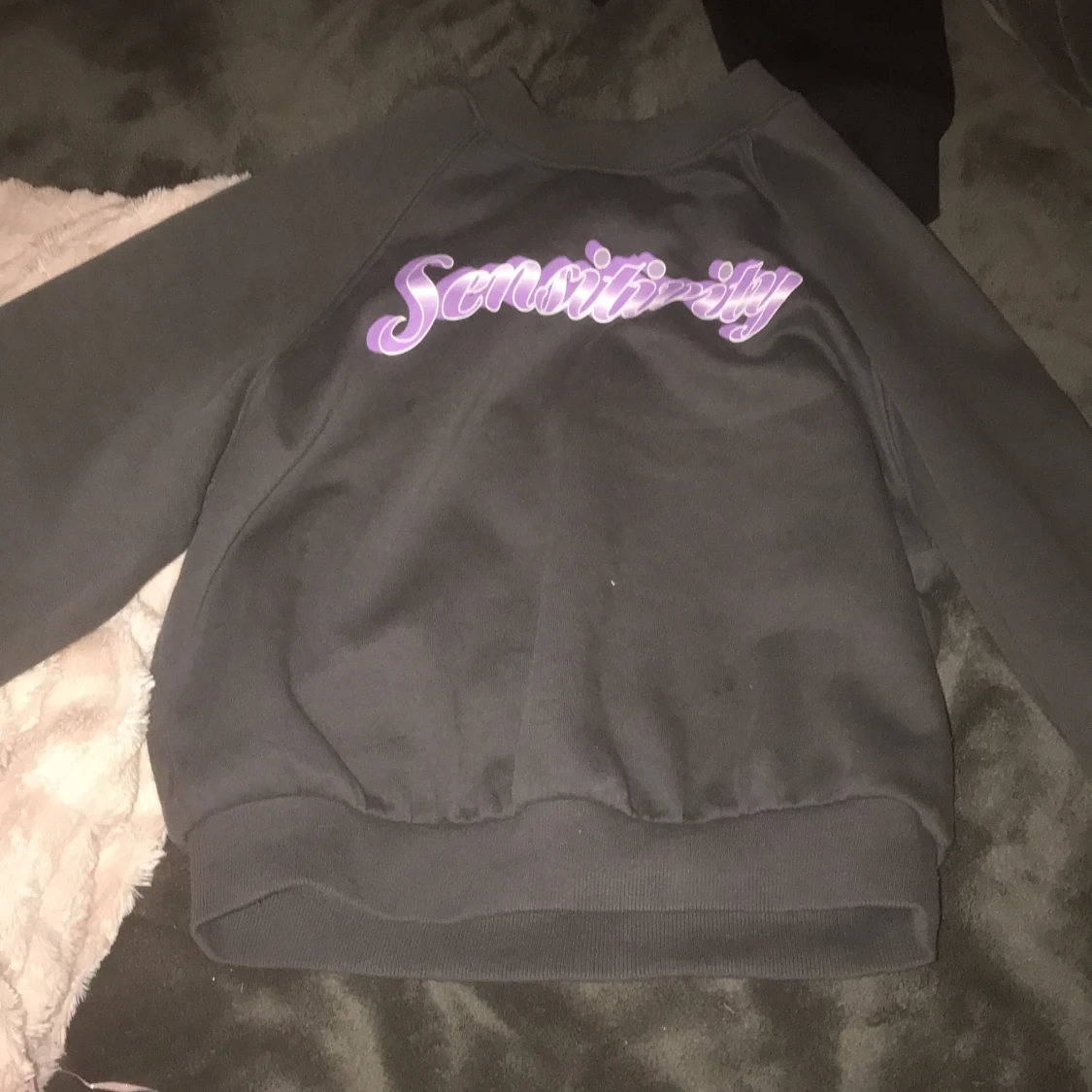 Säljer en tröja grå lila a - 90