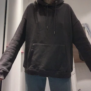Geå mysig hoodie i strl S💕💕 - Intressekoll på min superfina gråa oversized hoodie! Supermysig med stor huva baktill🥰🥰 Inga fläckar i topp skick!