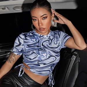 Grafisk topp - Säljer den populära toppen från shein som har knytning på båda sidorna i st XS. Endast använd en gång. 40kr + frakt