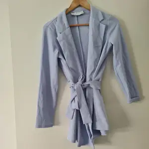 Babyblå blazer. 90kr utan frakt. Köpt från asos. Storlek 34.