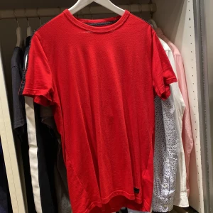 Hollister  - Rensar garderoben. Den är ganska nopprig därav priset 