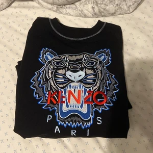 Kenzo Sweatshirt (helt ny) - En väldigt fin och sällsynt kenzo sweatshirt som aldrig är använd förutom när jag testade den. Storlek S men passar mer M/L. Nypris cirka 2800 kr. Står S-L eftersom att de är storlek S men passar bättre på M-L.
