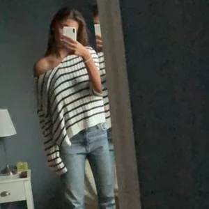 Randig tröja - Säljer min randig tröja frpn Zara som köptes i marbella denna sommaren. Väldigt treenig och slutsåld i butik