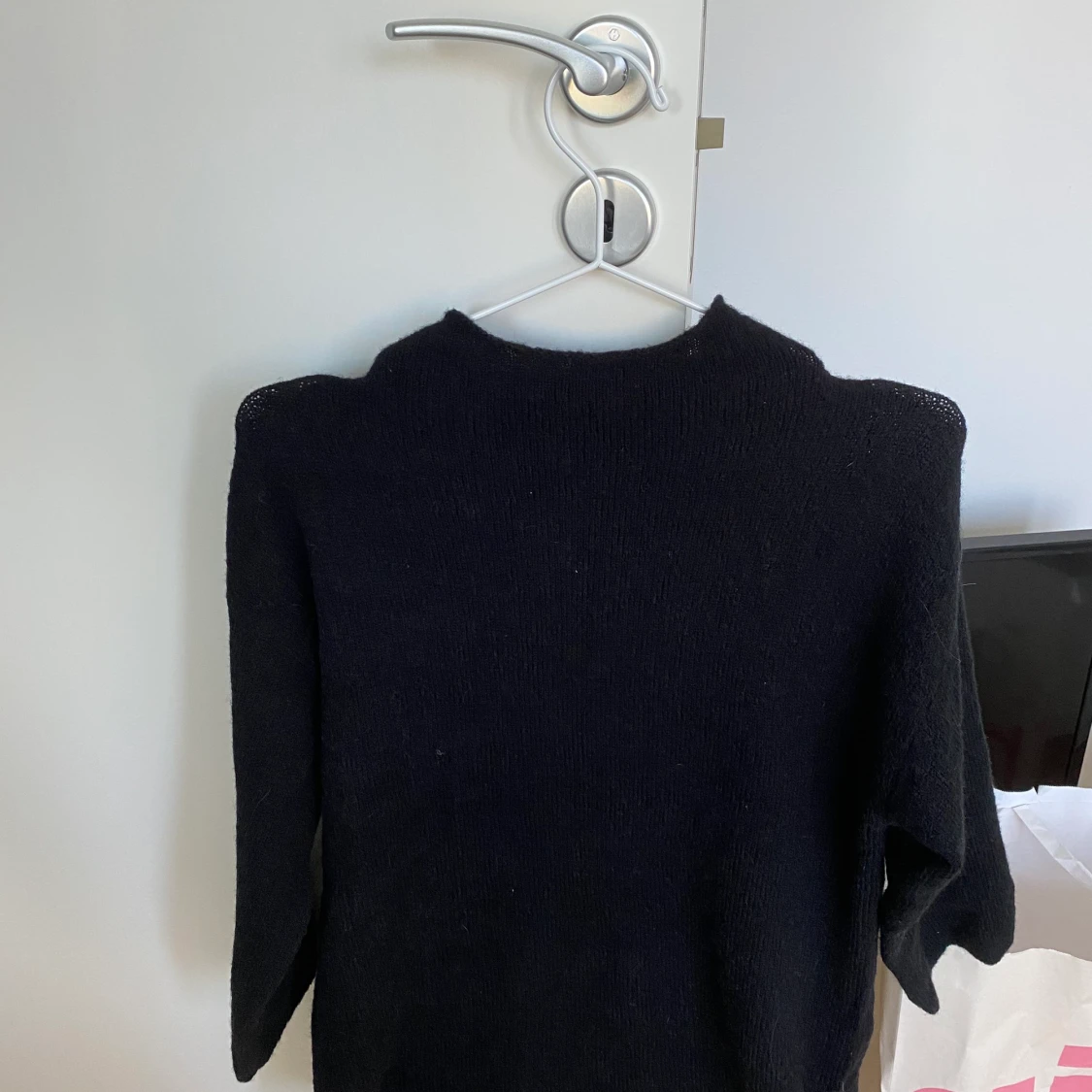 svart stickad tröja med polo  - 90