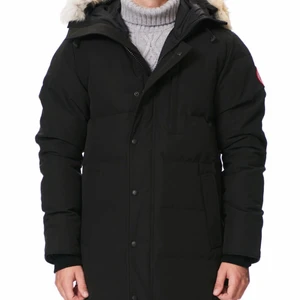 Canada Goose  - Canada Goose Carson parka, Storlek M inköpt 2019. Helt ok skick samt utbytt päls till den som syns på bilden. Orginalbox finns från canada Goose hemsida.