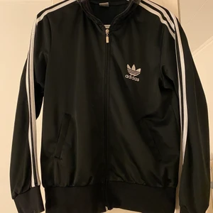 Vanlig enkel Adidas kofta - En vanlig enkel Adidas kofta, lite oversize, är i bra skick, är i storlek XXL men kan användas som oversize kofta. Har en bra passform. 