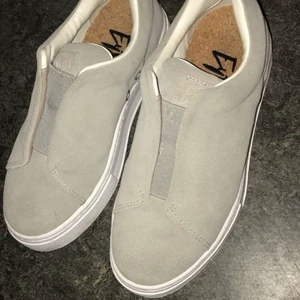 Eytys  ljusgråa - Säljer ett par helt nya Eytys, nypris 1700kr mitt pris 1000kr. Skorna är i nyskick endast använt 2-3 gånger. Storlek 37. Passar nog både för män och kvinnor. Priset kan även diskuteras.