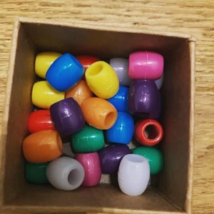 Pärlor🌈 - Regnbåges pärlor🌈 super fina ganska stora✨dom är nya😊 det är 25 st pärlor 