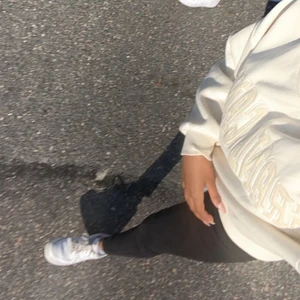 Hoodie från Gina🤎 - En as skön hoodie från Gina som använts fåtal gånger! Säljer eftersom den inte kommer till användning💗 Den är i stolek Xs men passar även en S