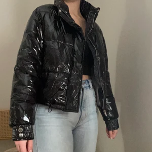 Glansig Pufferjacket  - Säljer en glansig pufferjacket från mango i mycket bra skick. 