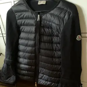 Hejsan! Kollar intresset på denna moncler cardigan limited edition, äkta såklart. box och lappar kvar. Slarvat bort kvittot men finns ju en QR kod.Storlek Xs/s, marinblå. Nypris är ca 5500kr, vill då inte ha några bud under 2500 eftersom den är defektfri.