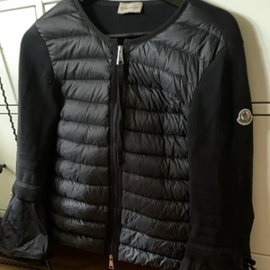 Moncler cardigan (navy) - Hejsan! Kollar intresset på denna moncler cardigan limited edition, äkta såklart. box och lappar kvar. Slarvat bort kvittot men finns ju en QR kod.Storlek Xs/s, marinblå. Nypris är ca 5500kr, vill då inte ha några bud under 2500 eftersom den är defektfri.