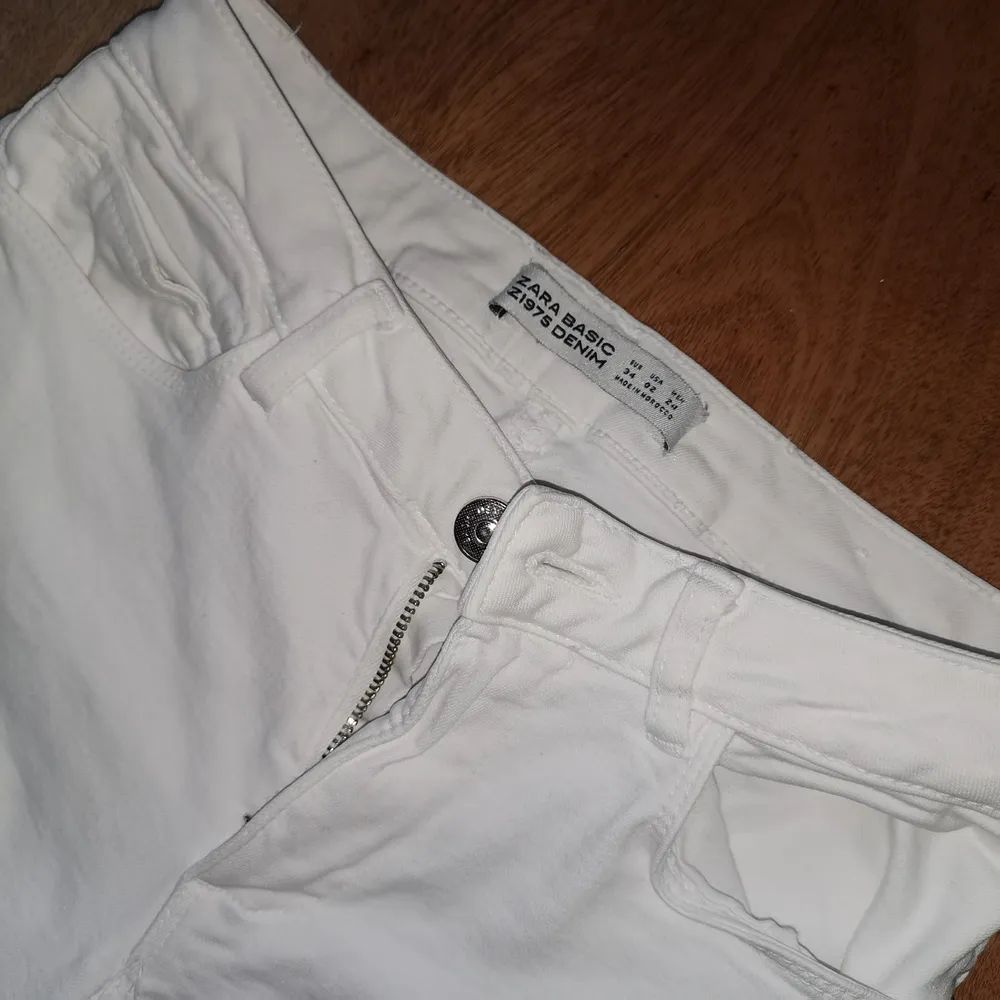 vita, mid-waist, tighta jeans från Zara basic. stretchinga. 'distressed' hål på ena knäet. knappt använda och har inga fläckar, gott skick! . Jeans & Byxor.