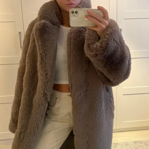 Stor kappa (fuskpälsk)  - Stor grå fluffig kappa i fuskpäls. VÄLDIGT SKÖN. Mycket gott skick. 