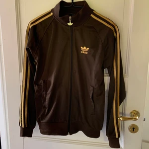Brun adidas kofta - Fint skick. Står storlek L men är mer en xs/s