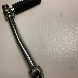Kick lifan 50-125cc/17mm kickaxel - En kick som är oanvänd och sitter egentligen orginalt på en lifan 125cc motor men eftersom jag redan hade en passande kick sen innan så kändes de onödigt att börja bruka en ny, med de vill jag säga att kicken är aldrig använd och den går fint i midjan där uppe eller vad man ska säga, passar alla kvikaxöar på 17mm tjocklek och mactchande sålunda såklart