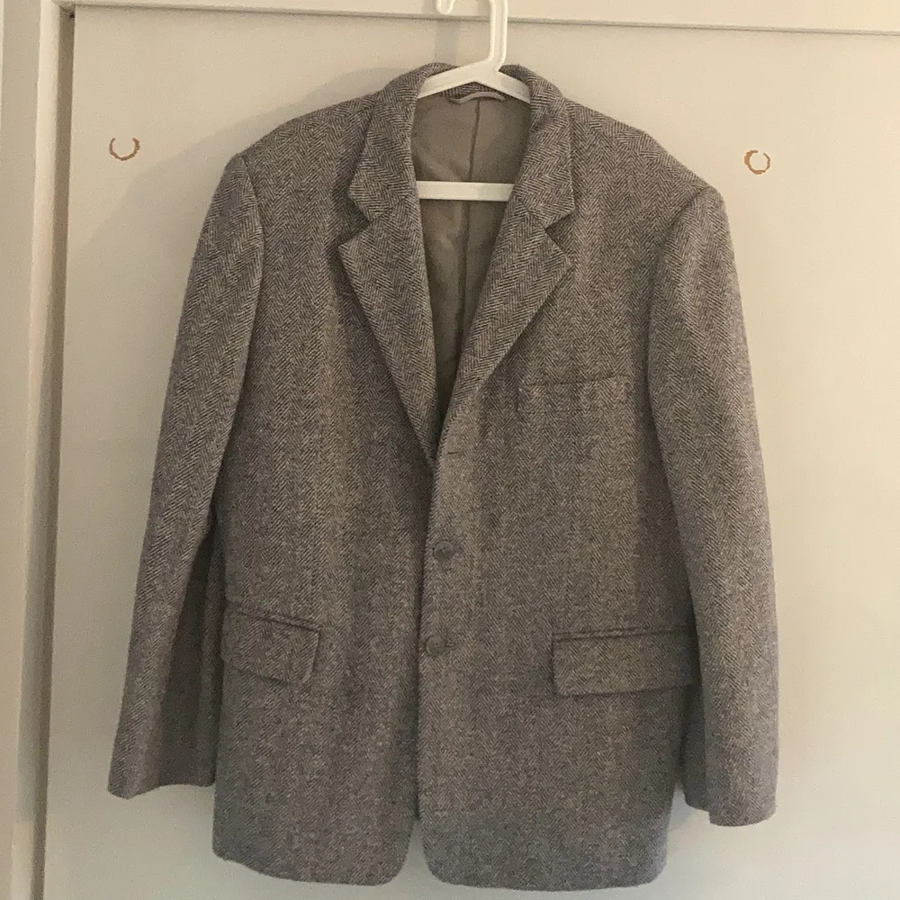 Cosy grey, thick  blazer jacket in good condition. Feels like a wool blend. Large/over size. Perfect for autumn and spring . Jackor.