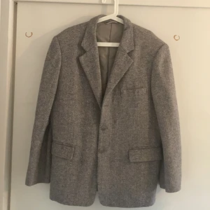 Grey blazer / grå kavaj  - Cosy grey, thick  blazer jacket in good condition. Feels like a wool blend. Large/over size. Perfect for autumn and spring 