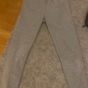 Raka mjukisbyxor - Oanvända, raka mjukisbyxor från stadium 