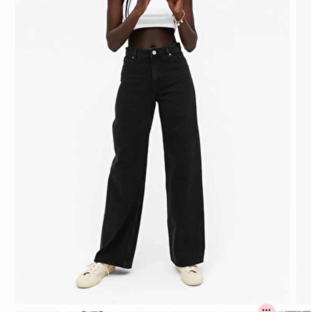 Säljer ett par svarta vida jeans från Monki då dem är för små.  Använda ett fåtal gånger och ser knappt använda ut. Byxorna är i storlek 27. Köpta för 400 kronor men säljer för 200 kr+ frakt.  . Jeans & Byxor.