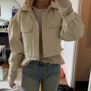 Jacka PULL&BEAR - Snygg jacka från PULL&BEAR som jag aldrig kommit till användning ! Storlek M