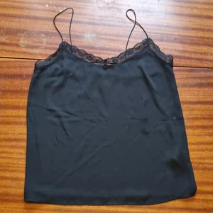 Svart spets linne - 15 kr. Storlek 38.samfraktar vid köp av flera varor för 66 kr 👍💕📦 obs! Först till kvarn på allt jag säljer!