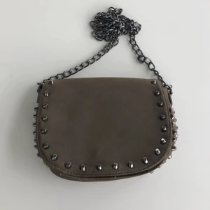 Väska - Säljer denna gröna väska från GinaTricot i nyskick då enbart använd en gång. 