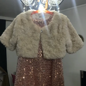 Dena är helt ny änvänd aldrig 👍🏻👍🏻 - Köpt från Hm och jag säljer den för 89 kr den är väldigt fin att har på sig och har storlek från 11-12💞