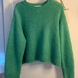 Grön tröja - Grön tröja i Ull ifrån hm. Slutsåld, fint skick! Storlek M, jag har normalt S. Nypris 399kr