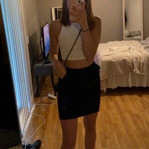 Kjol  - Säljer nu denna svarta kjol från H&M i storlek S. Kjolen har fickor på varje sida och sitter väldigt fint och skönt. Dragkedjan saknar löpare ( den man drar upp och ner dragkedjan med ) därav är priset lägre än vanligt✨ ( köparen står för frakt ) 