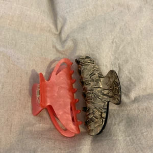 Hårklämmor  - Två snygga hårklämmor som är helt nya! 20kr/st🤍