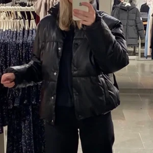 Skinn puffer jacket - Säljer denna jättefina och varma pufferjackan ifrån Vero Moda i fakeskinn🖤 Lånade bilder men kan skicka egna vid intresse