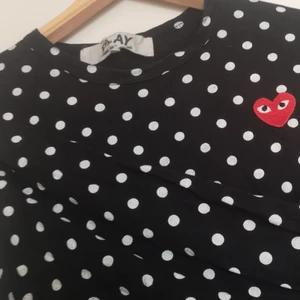 CDG heart polka dot tröja - CDG tröja använd men fint skick förutom att prickarna är lite faded. Storlek XL men sitter som L som de flesta CDG tröjor gör