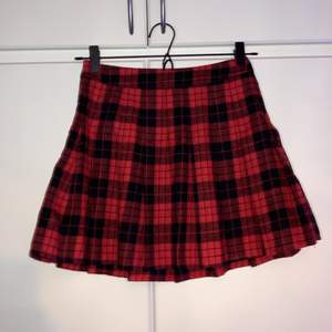Säljer dessa två kjolar från shein. Den rosa går att ha åt båda hållen. Båda för 100kr eller 60kr styck.💗