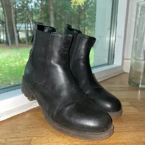 Säljer ett par svarta boots från x it, stl 36. Använda men i bra skick. 