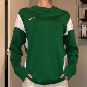 En grön/vit sweatshirt från Nike. Säljs för den har aldrig blivit använd. Kan mötas upp eller frakta, men jag står ej för PostNords slav☺️💕
