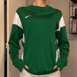Nike Sweatshirt  - En grön/vit sweatshirt från Nike. Säljs för den har aldrig blivit använd. Kan mötas upp eller frakta, men jag står ej för PostNords slav☺️💕