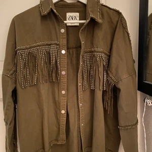 Zara jacka - Snygg jacka med fransar från zara. Färgen är militärgrön, mer som på de senare bilderna! Oversized i passformen💕 använd fåtal gånger.