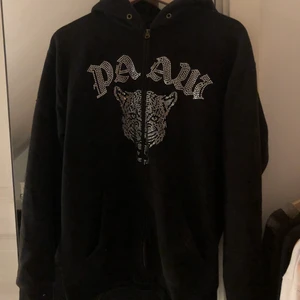 Paaw glitter hoodie  - Passar med allt! Finns små flaws, 5 små hål bak på ryggen. Dom syns inte jätte mycket. Alla hål fick inte blast på bilden men det finns ett till på höger axeln typ! Inget man tänker på och kan vara skyggt! Är lite osäker på att sälja så vill ha bra pris! 