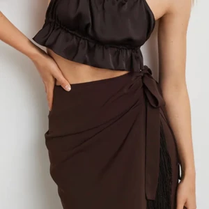 Gina tricot topp - Säljer denna toppen från Gina tricot, den har en halterneckknytning i bak så en öppen rygg✨Super snygg men tyvärr lite för liten för mig😁❤️OBS:  2 första bilderna är lånade från ginas hemsida samt står köparen för frakt❤️