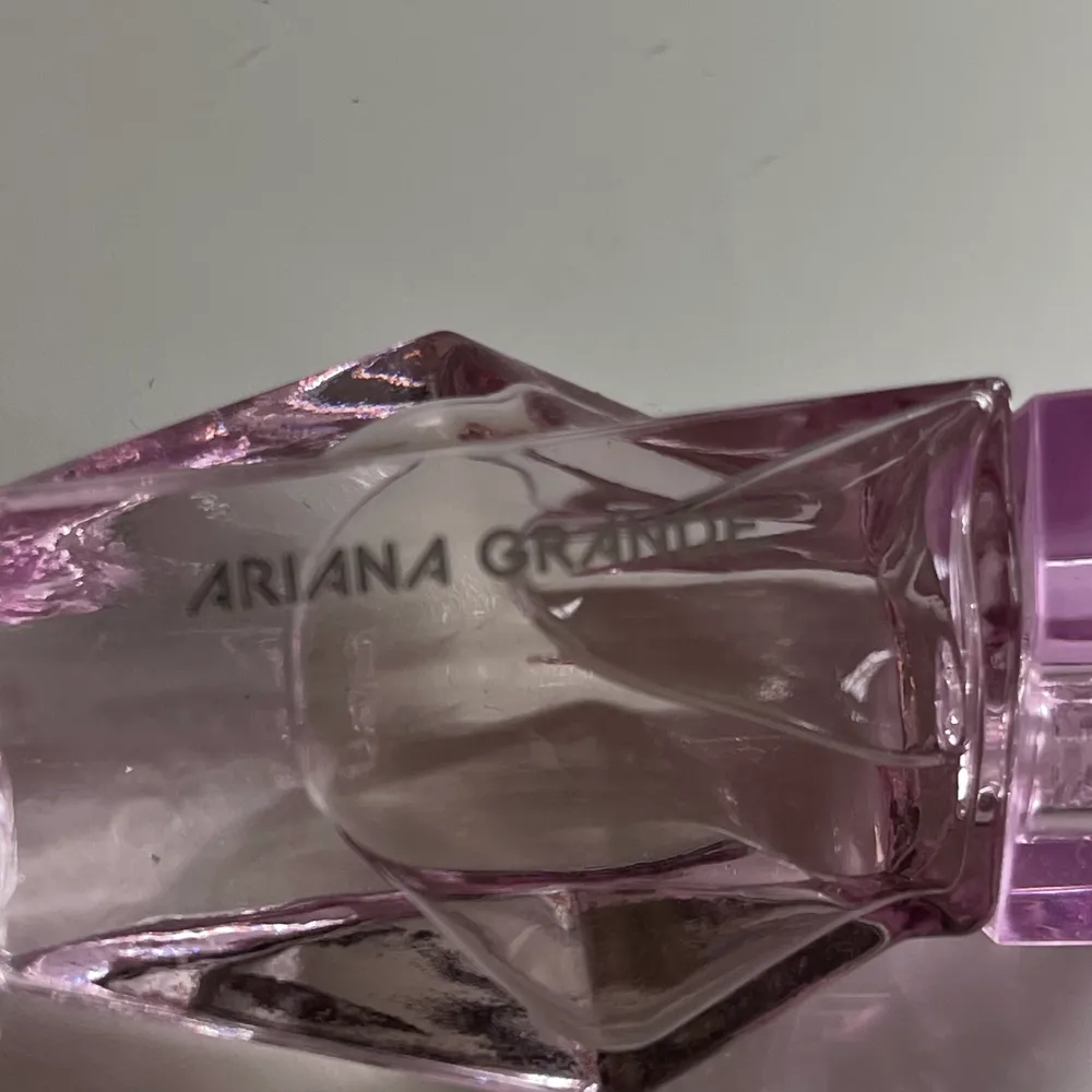 En helt oanvänd Ariana Grande parfym som jag fick med när jag köpte en av hennes andra parfymer. Luktar väldigt fräscht och sött 💗 Klickade i gratis frakt för har inte kollat upp det än men eftersom den inte väger så mycket så blir det nog inte så dyrt, så frakten är än så länge oklar! 🥰. Övrigt.