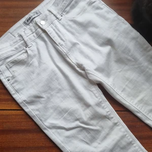 Vita jeans 1 - Vita jeans med hål på knäna. 15 kr. Samfraktar vid köp av flera varor för 66 kr 💕❣