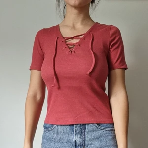 Ribbad tie top, HM (strl S) - Ribbad top med snörning från HM i storlek S (passform XS/S)