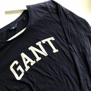 LÅNGÄRMAD TRÖJA FRÅN GANT - Mörkblå långärmad tröja från Gant i storlek medium. Fint skick! Kan mötas upp i Göteborg, annars står köparen för frakt💙