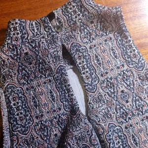 Mönster topp - Mönstrad topp 70tals feeling. Storlek s. Bra skick. 15 kr.Samfraktar vid köp av flera varor för 66 kr📦💕