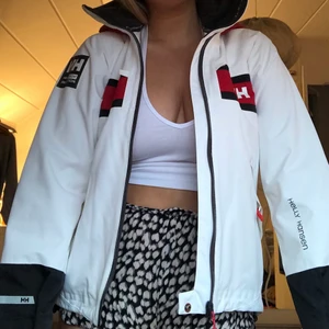 Helly Hansen jacka - Vindjacka från Helly Hansen som passar perfekt nu i höst när det regnar. 