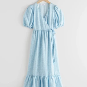 Klänning från &otherstories  - Världens finaste omlottklänning från &otherstories - långklänning. Bra skick! Endast använd 2 ggr. Ny pris 990 kr. Köparen står för frakten.🤗💥 