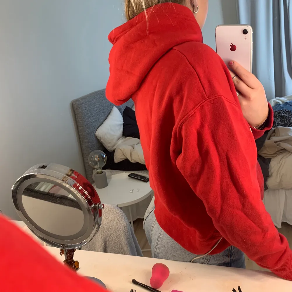 Röd hoodie ifrån Zara. Köpt 2019 men aldrig kommit till användning (enbart testad) 🥰 frakt ingår i priset. Hoodies.