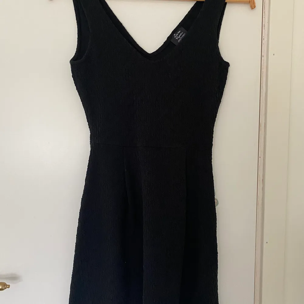 En söt svart klänning ifrån zara. Jag har använt den ett fåtal gånger och säljer eftersom den inte kommer till användning. Köparen betalar frakt. Skriv priv om ni har fler frågor. . Klänningar.