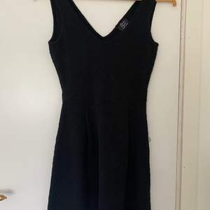 En söt svart klänning ifrån zara. Jag har använt den ett fåtal gånger och säljer eftersom den inte kommer till användning. Köparen betalar frakt. Skriv priv om ni har fler frågor. 